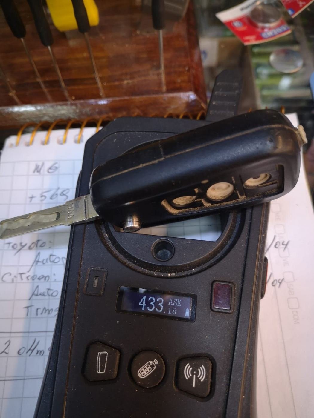 Analizador de frecuencia detectando 433 MHz en control