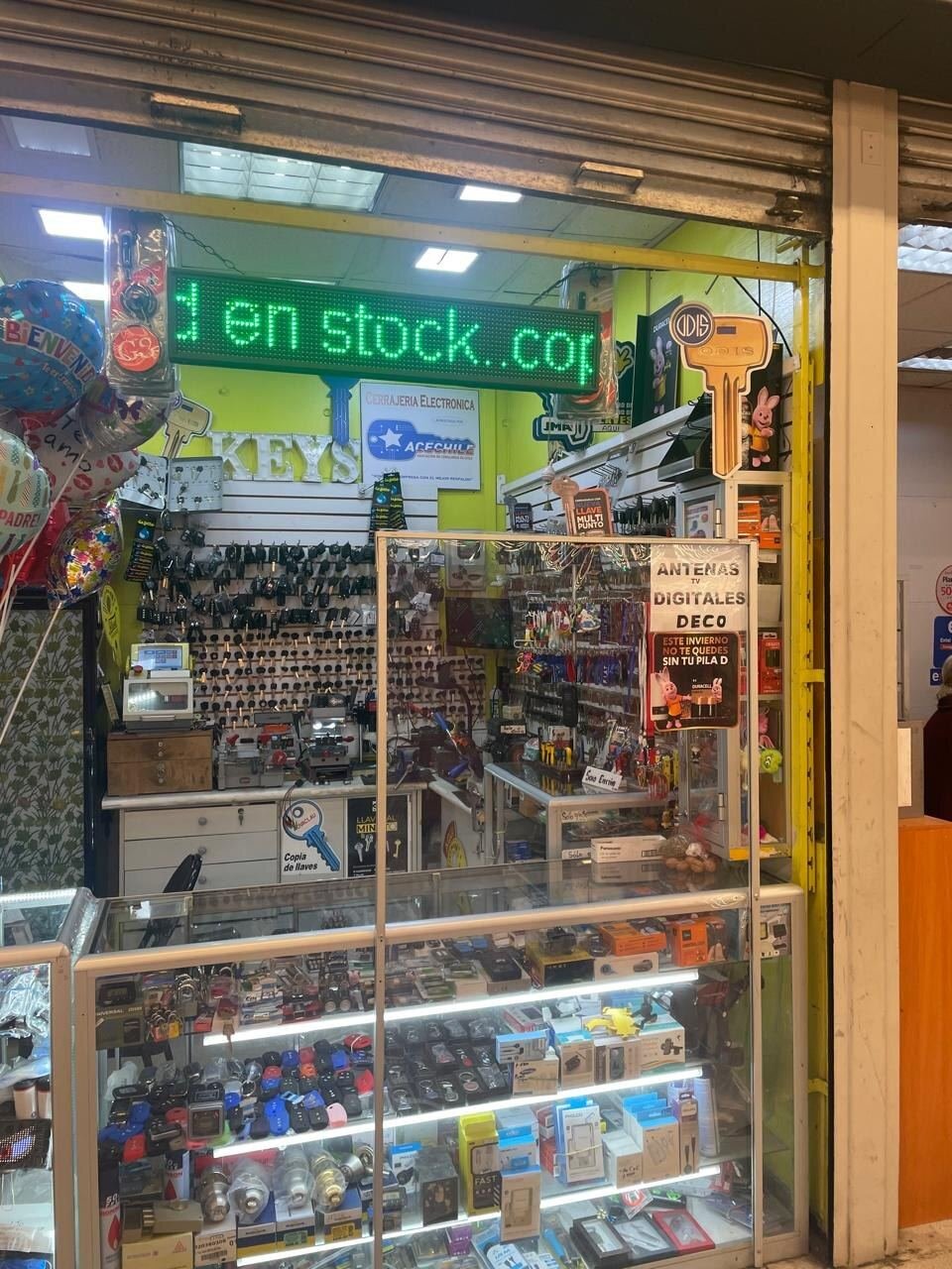 Fachada y vitrina de entrada del local de Cerrajería Electrónica