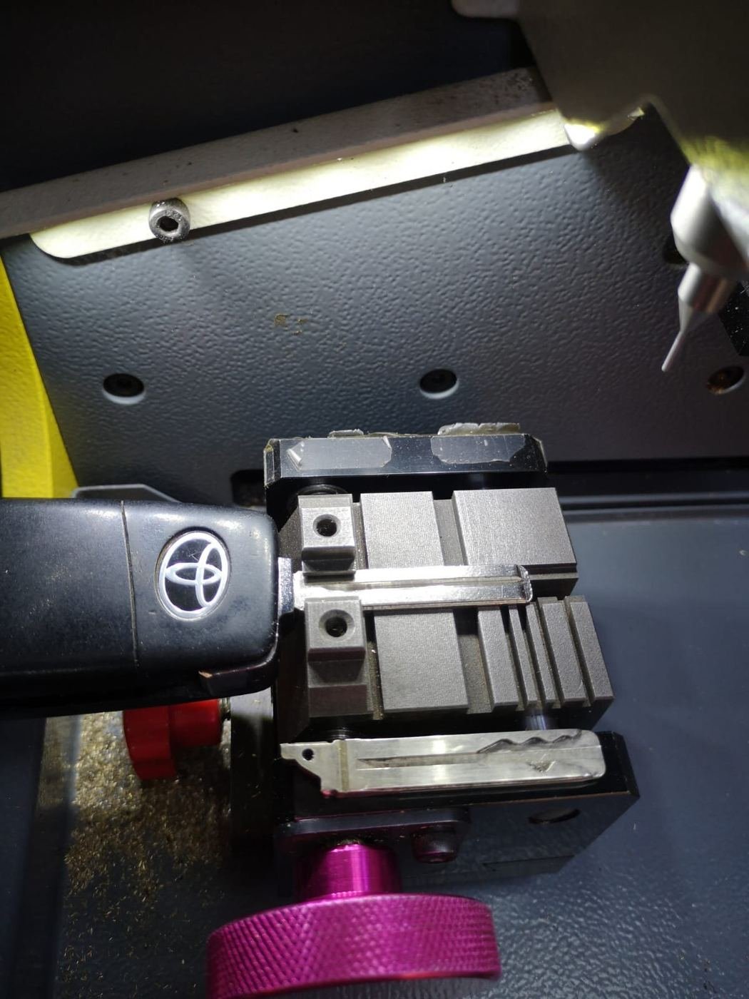 Llave de Toyota siendo cortada en máquina duplicadora