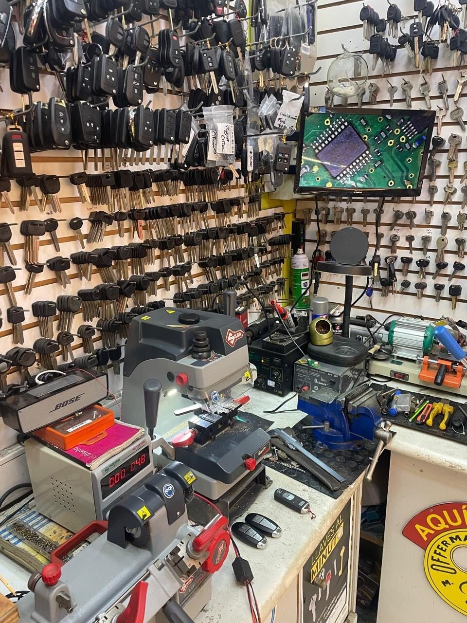 Mesa con equipos de diagnóstico automotriz
