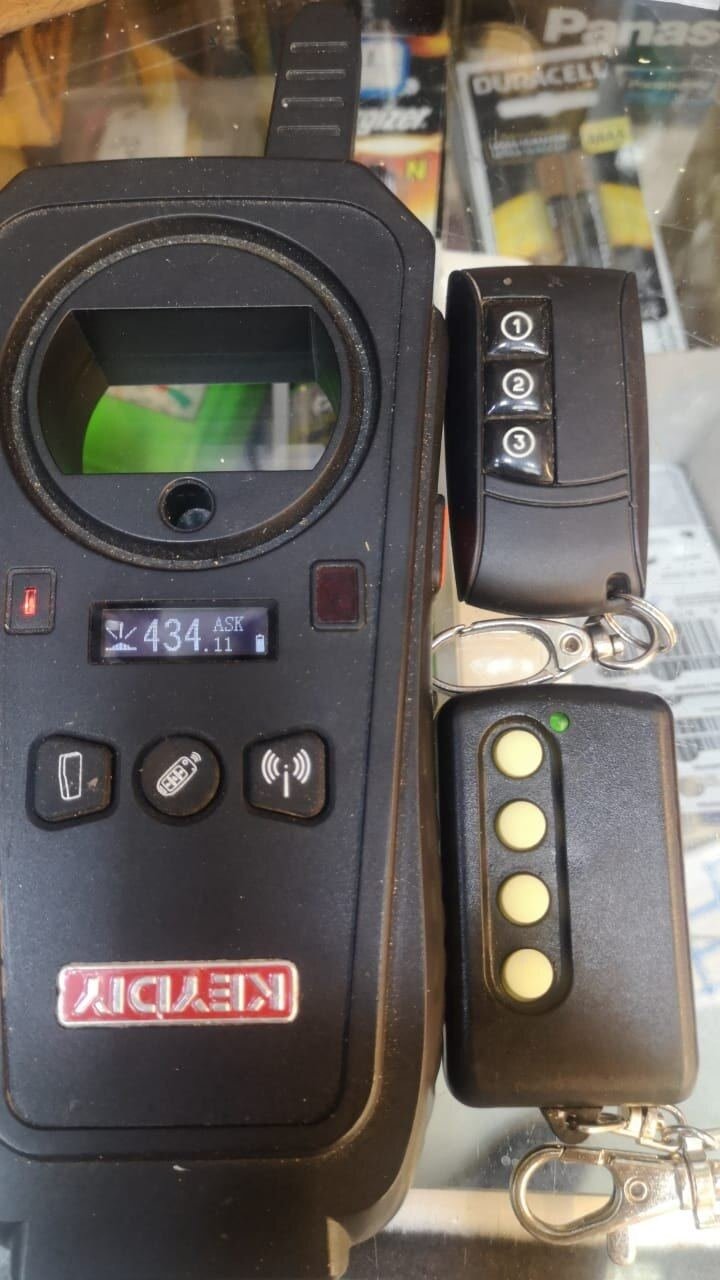 Control autocopiativo de portón sobre la mesa de trabajo