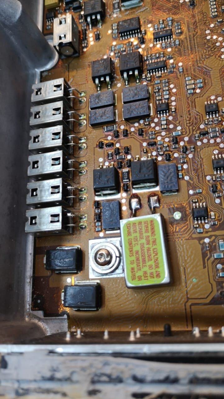 Etapa de regulación de placa ECU en reparación