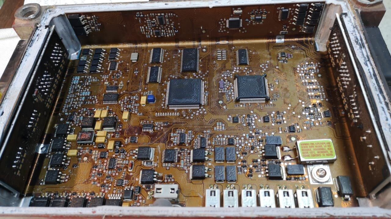 Placa ECU de vehículo abierta para diagnóstico