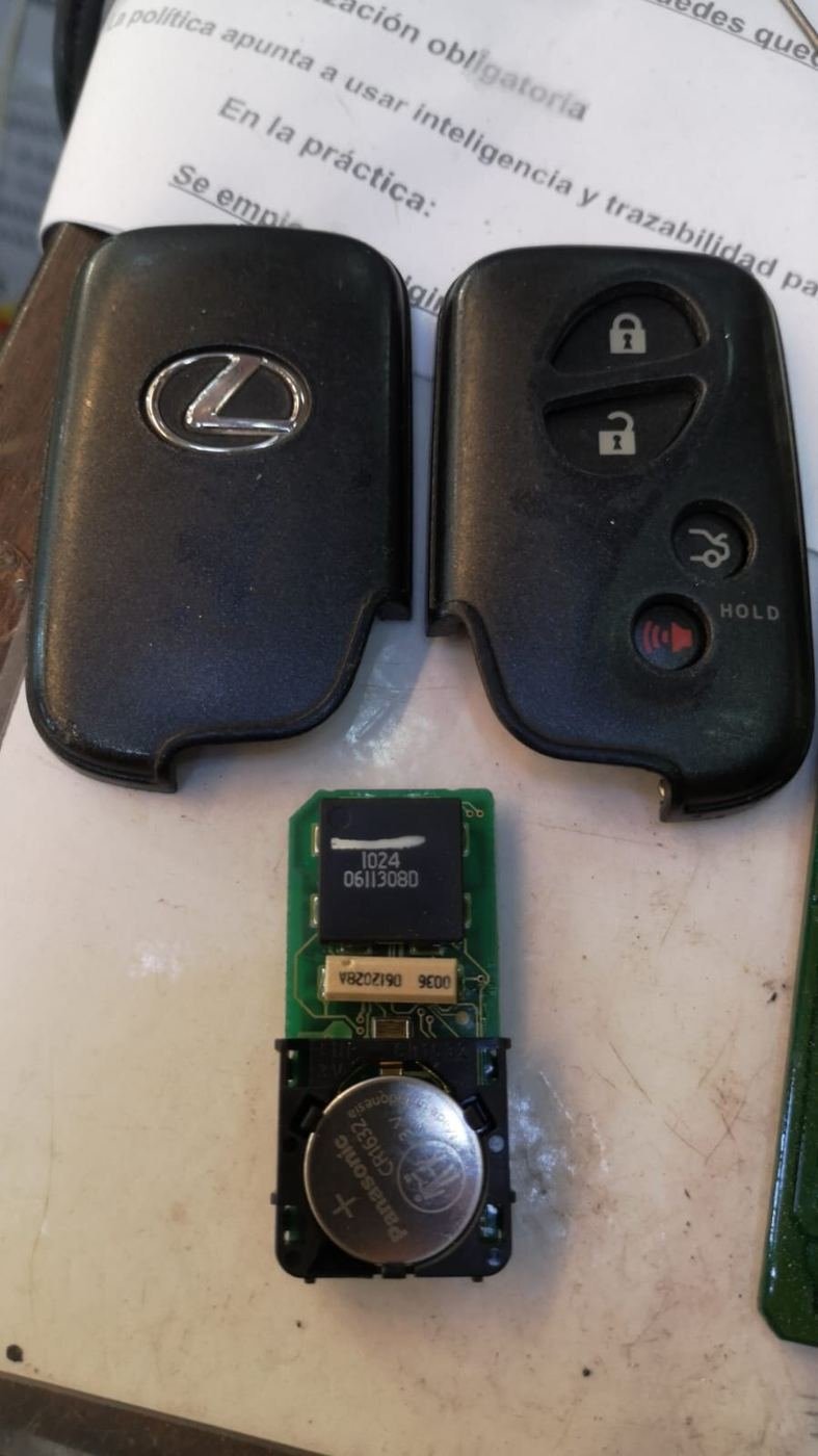 Llave smart de Lexus 250is abierta sobre el mesón